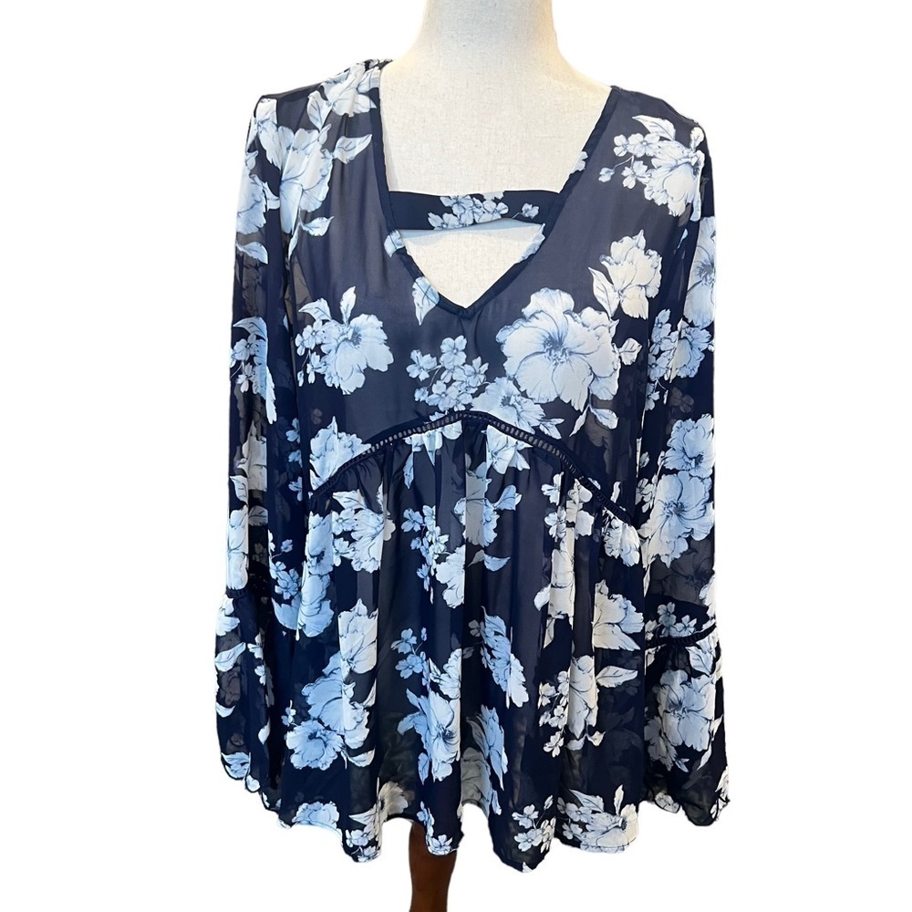 Crescent Sheer Floral Navy Top Scalloped Edge Flowy. Office Career Size: Large - Picture 3 of 10